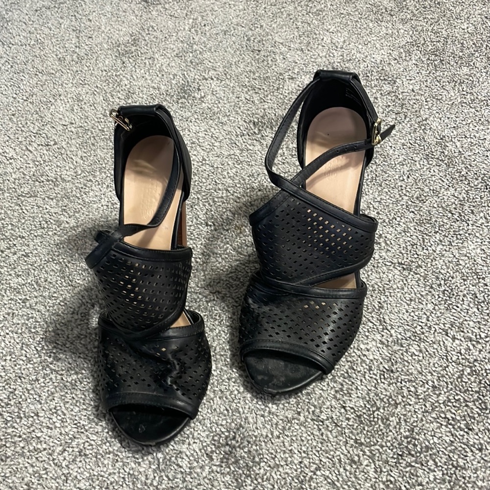 Black shoes with brown herls